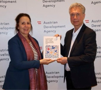  Dr. Hans-Peter de Ruiter presenting Ms. Koch with award